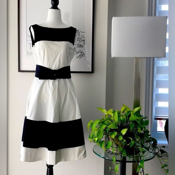 Robe Deux Tons Nha Khanh Noir Et Blanc - Taille 0, Coupe A-Line, Mi-longueur - Neuf Avec étiquettes (Prix Boutique 530$)